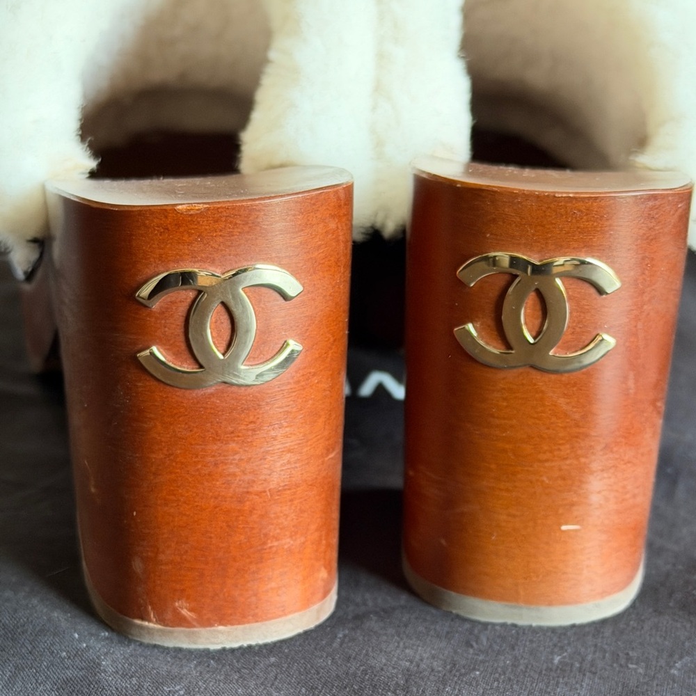 🖤CHANEL🖤Shearling Crinkled Leather Clogs - Picture 10 of 13
